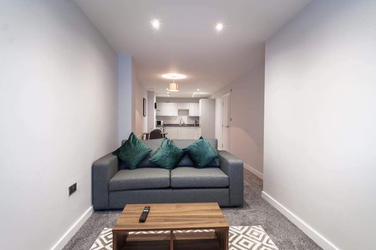 Contemporary 1 Bedroom In Apartment Liverpool